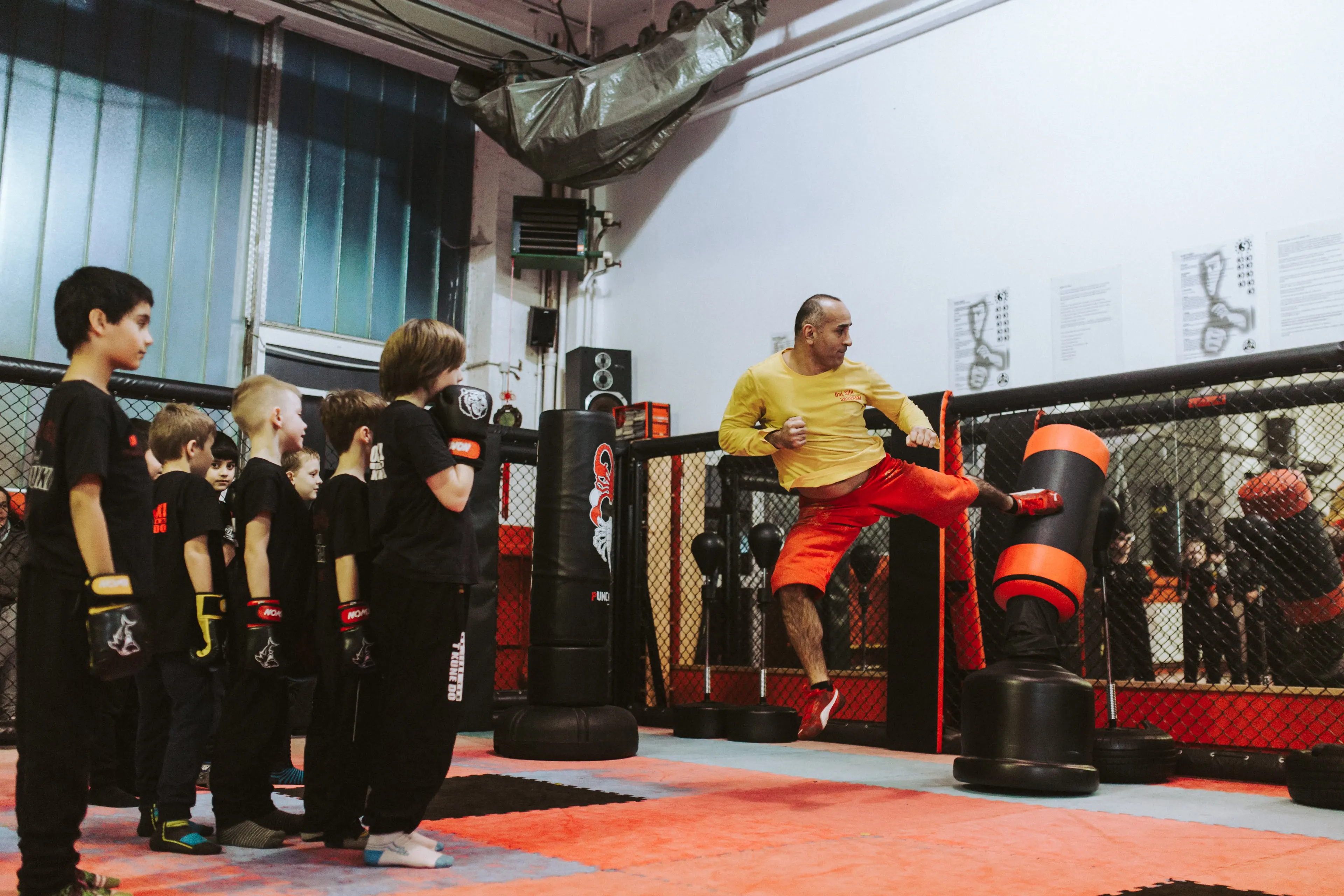 Kickboxer kicken einen Sack