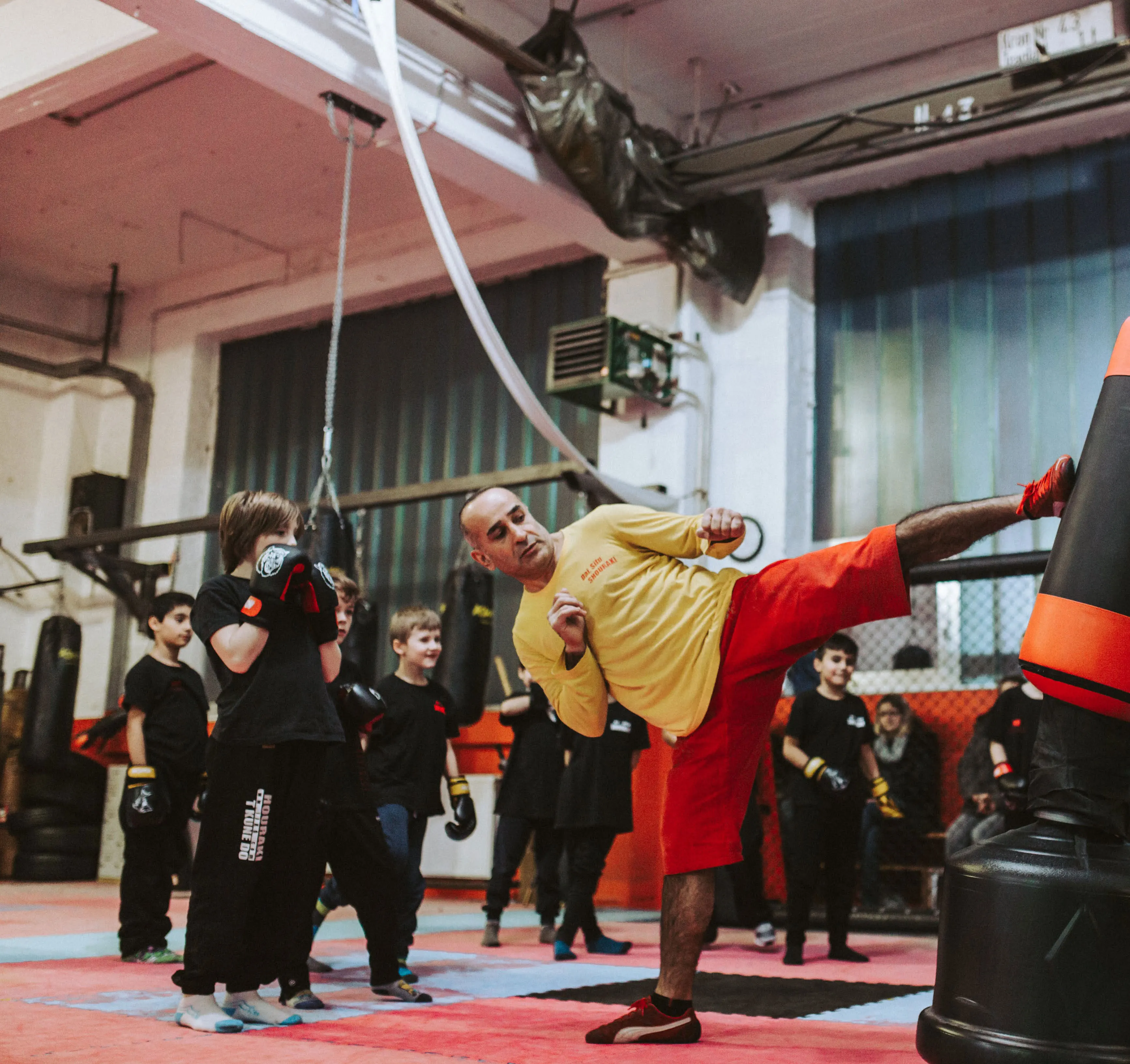 Kickboxer kicken einen Sack